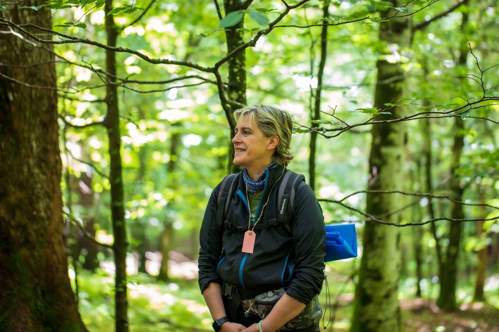 Camilla Costa nel bosco.